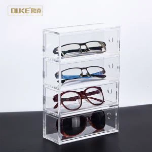 Čista štiri škatle z akrilnimi očali