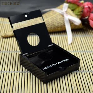 Romantični črni akrilni nakit polje